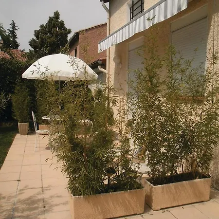 Two-bedroom Holiday In * Nîmes